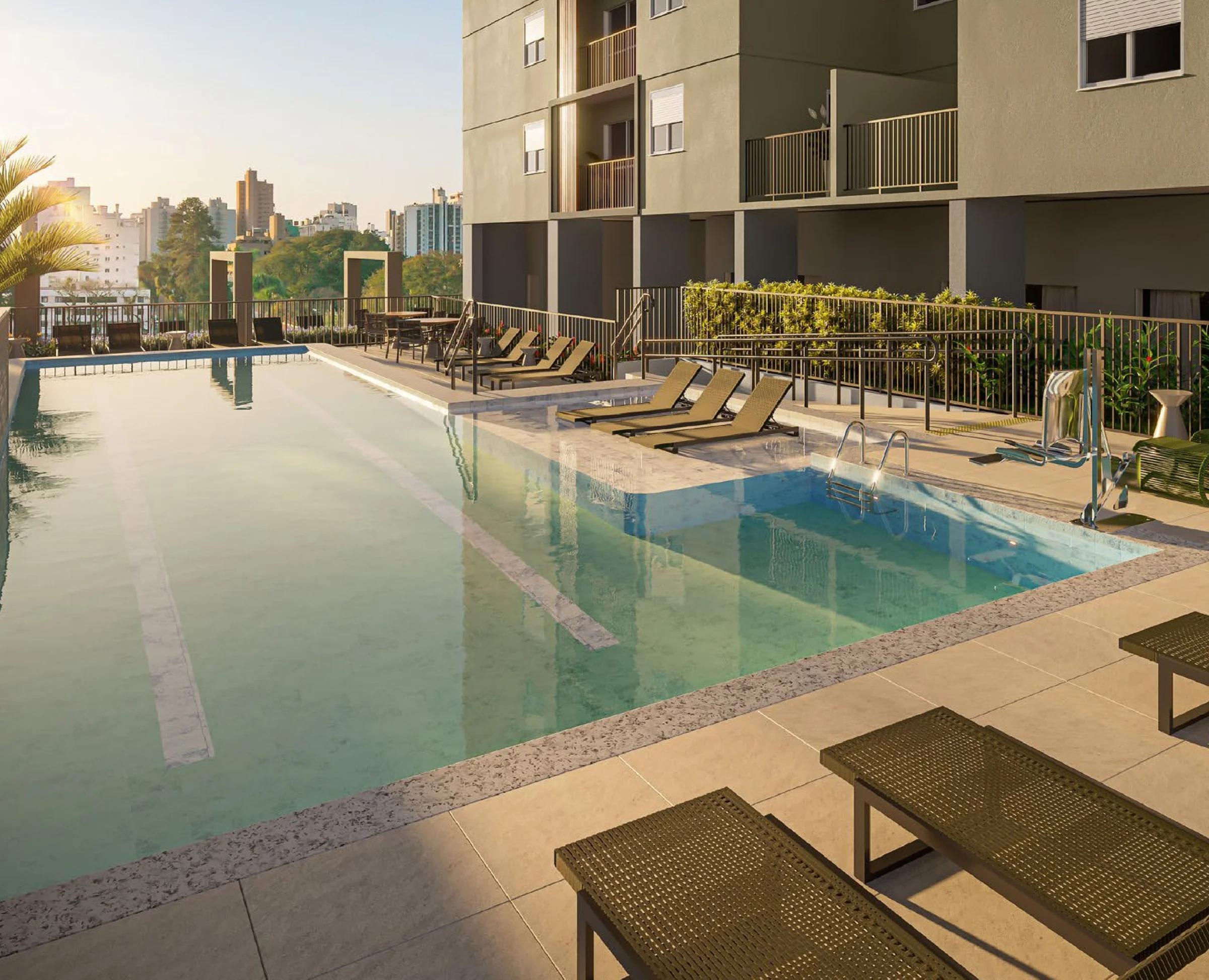 Piscina ao ar livre com raia e área de espreguiçadeiras
