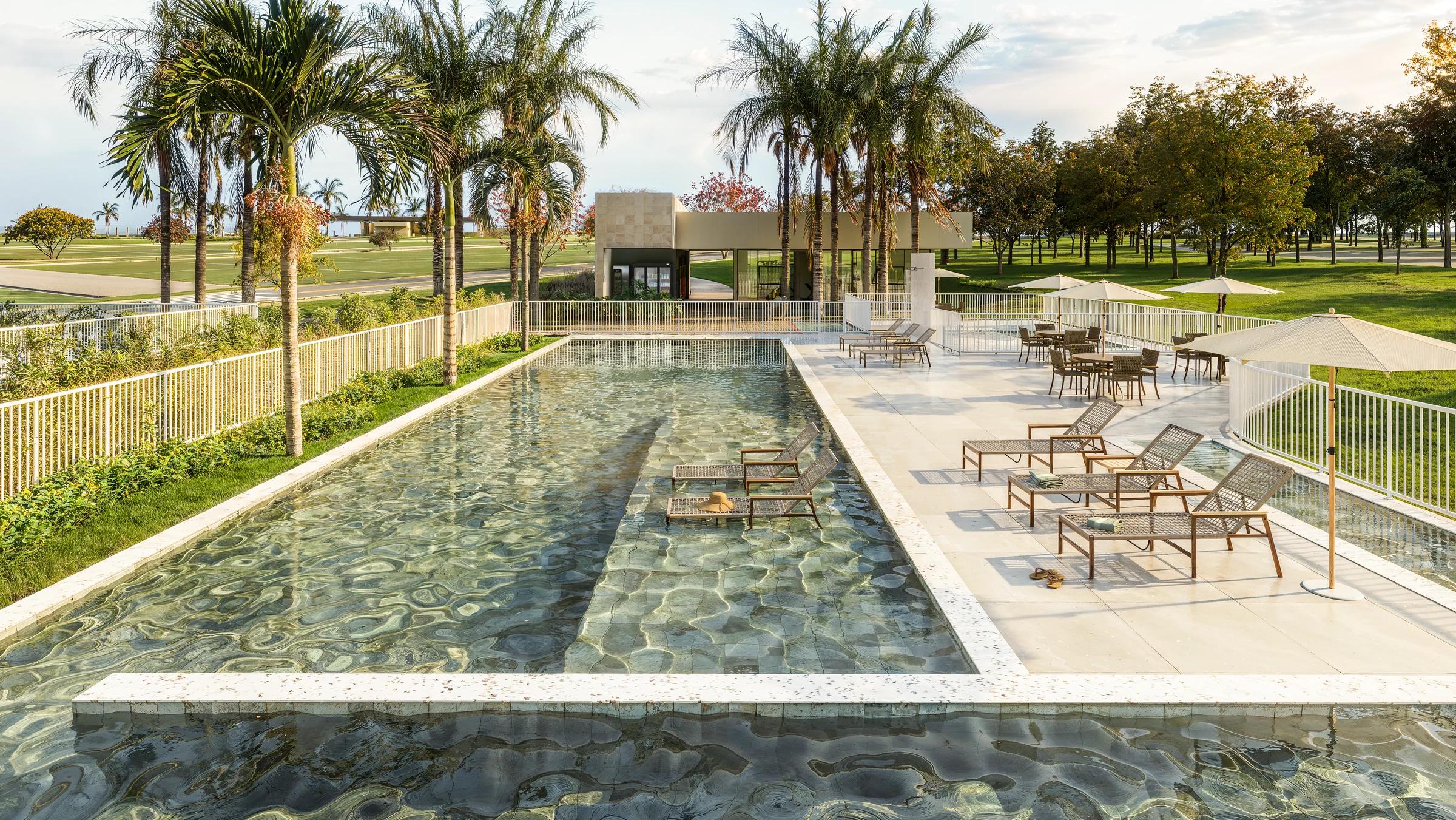 Vinhas Parque Évora - Piscina com deck e espreguiçadeiras