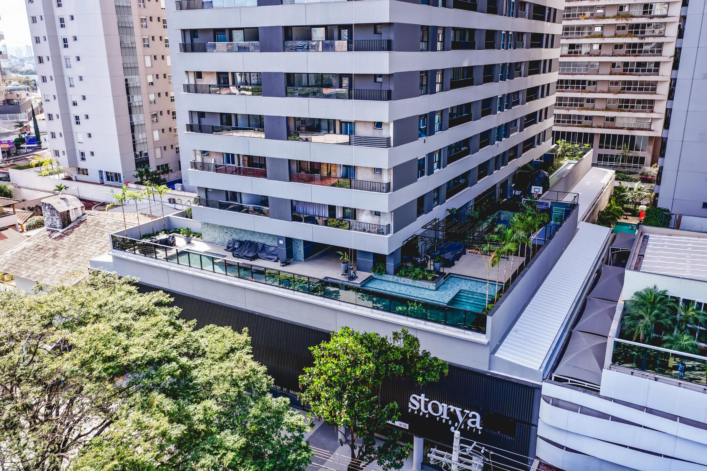 Storya Casa Versátil — Fachada com o logotipo e a piscina do embasamento