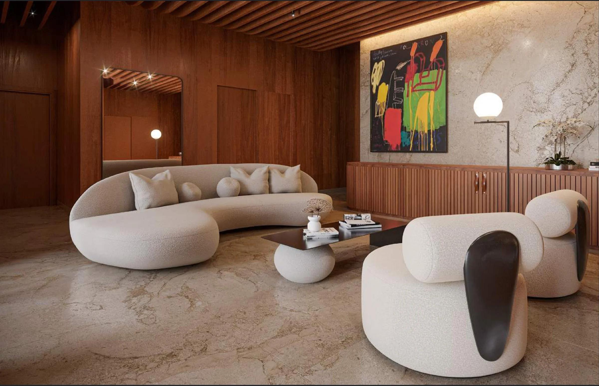 Lobby de entrada com sofá curvo, poltronas de design, painéis de madeira e piso em mármore