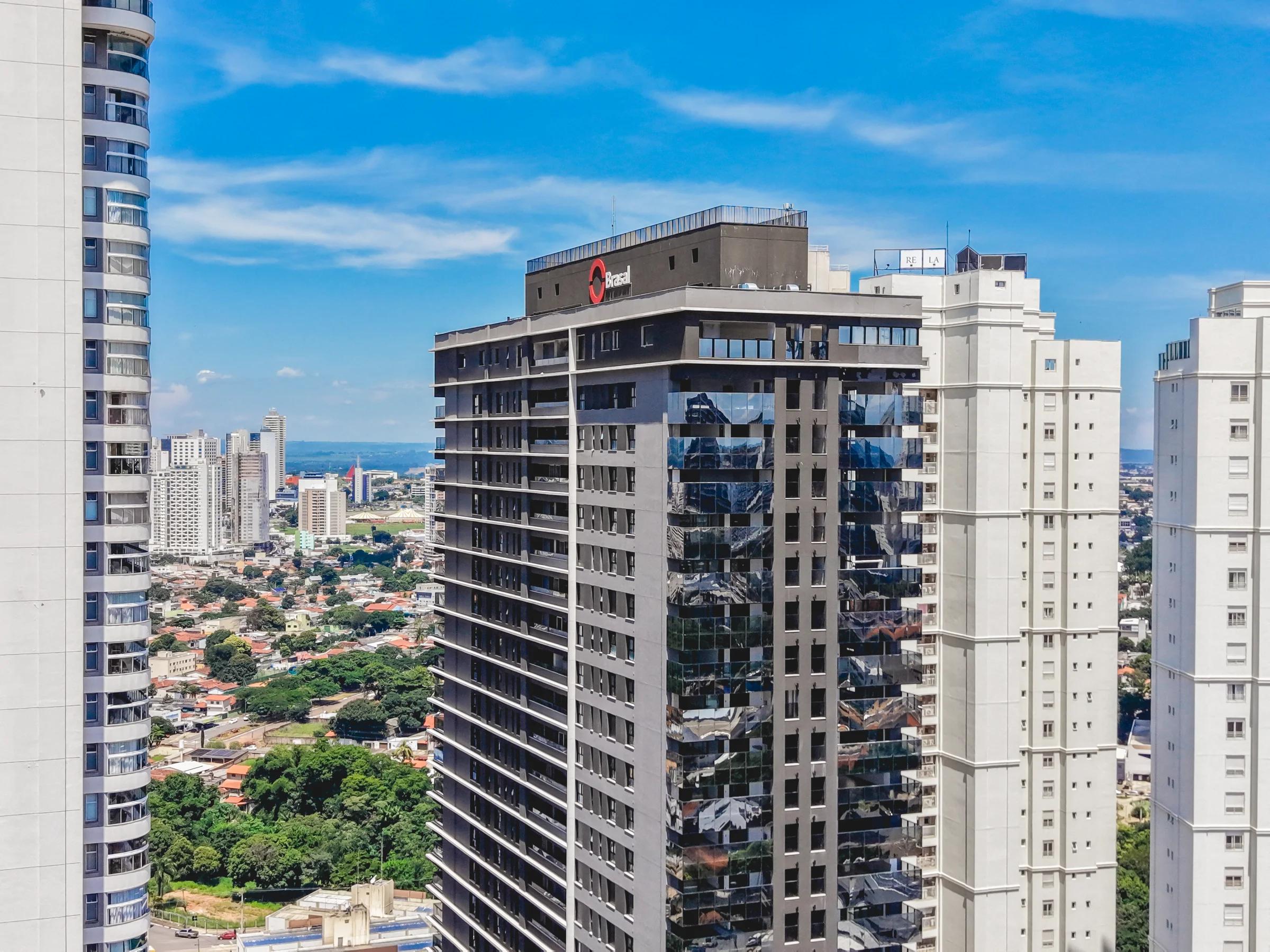 Reserva Harbo — Torre vista de cima, com o logotipo no topo
