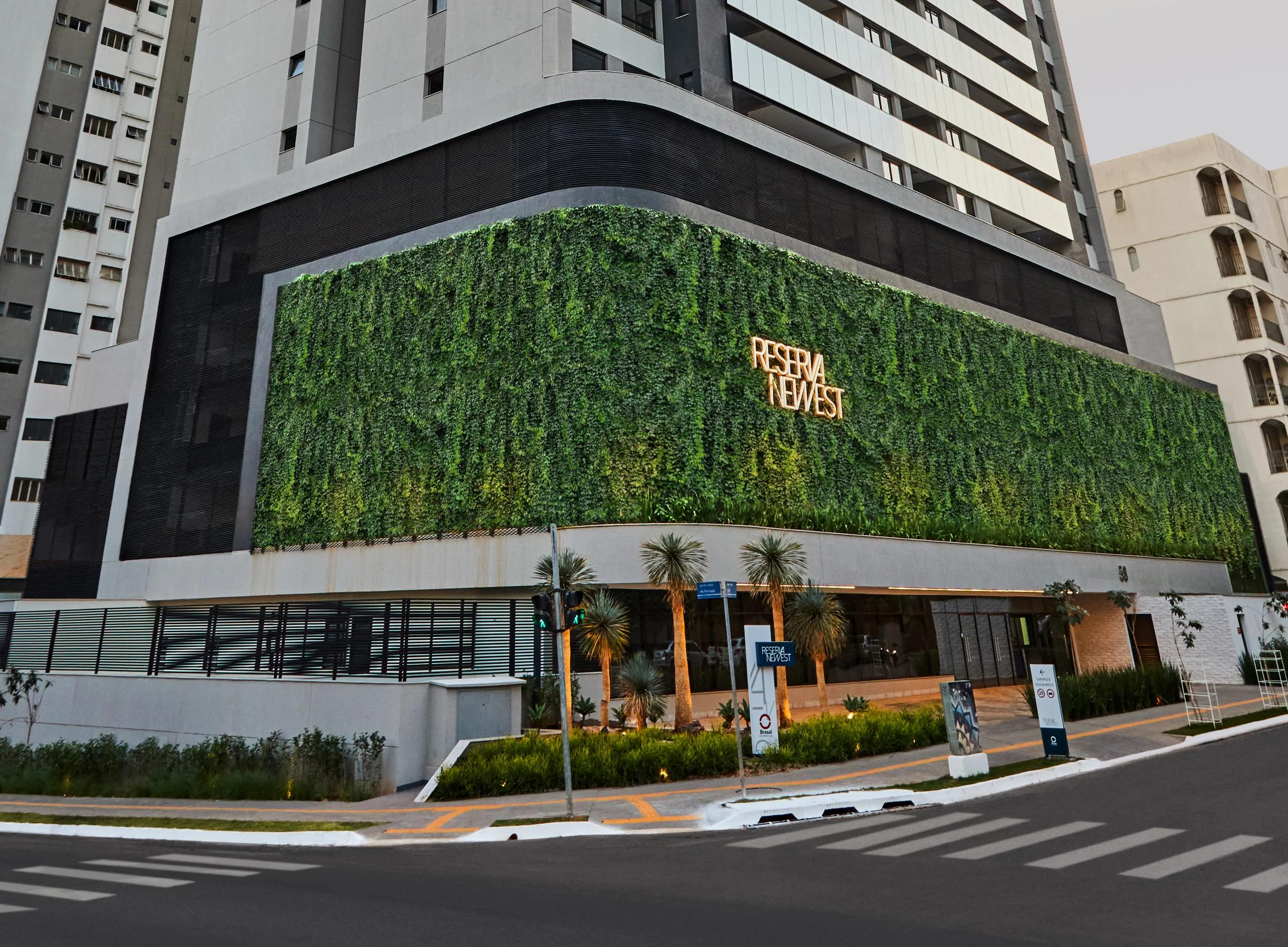 Reserva Newest — Fachada com jardim vertical, vista da esquina