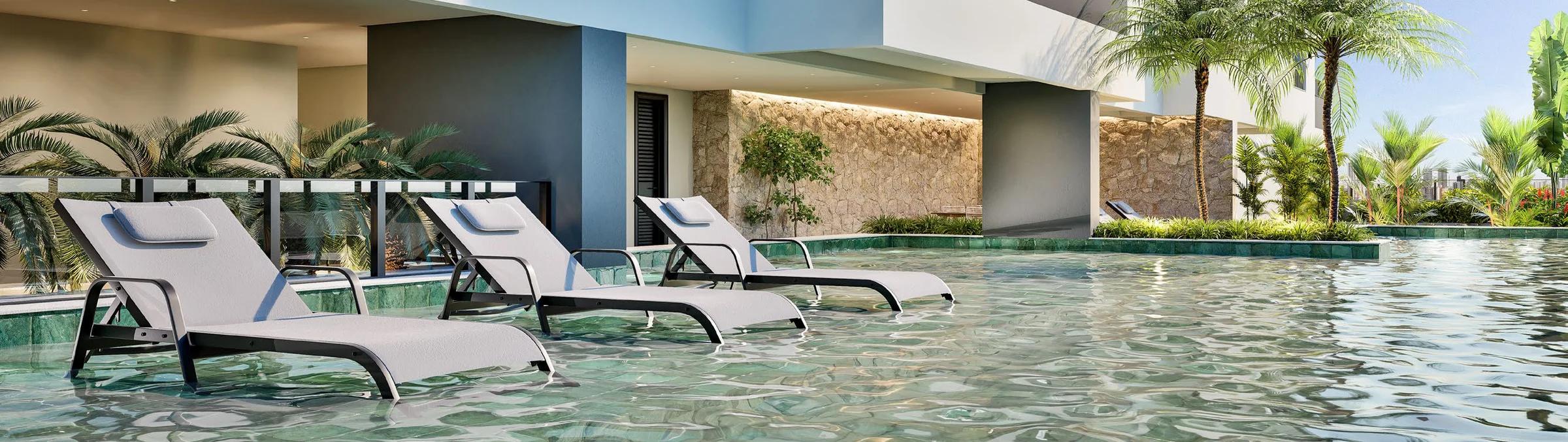 Perspectiva da piscina com deck e espreguiçadeiras