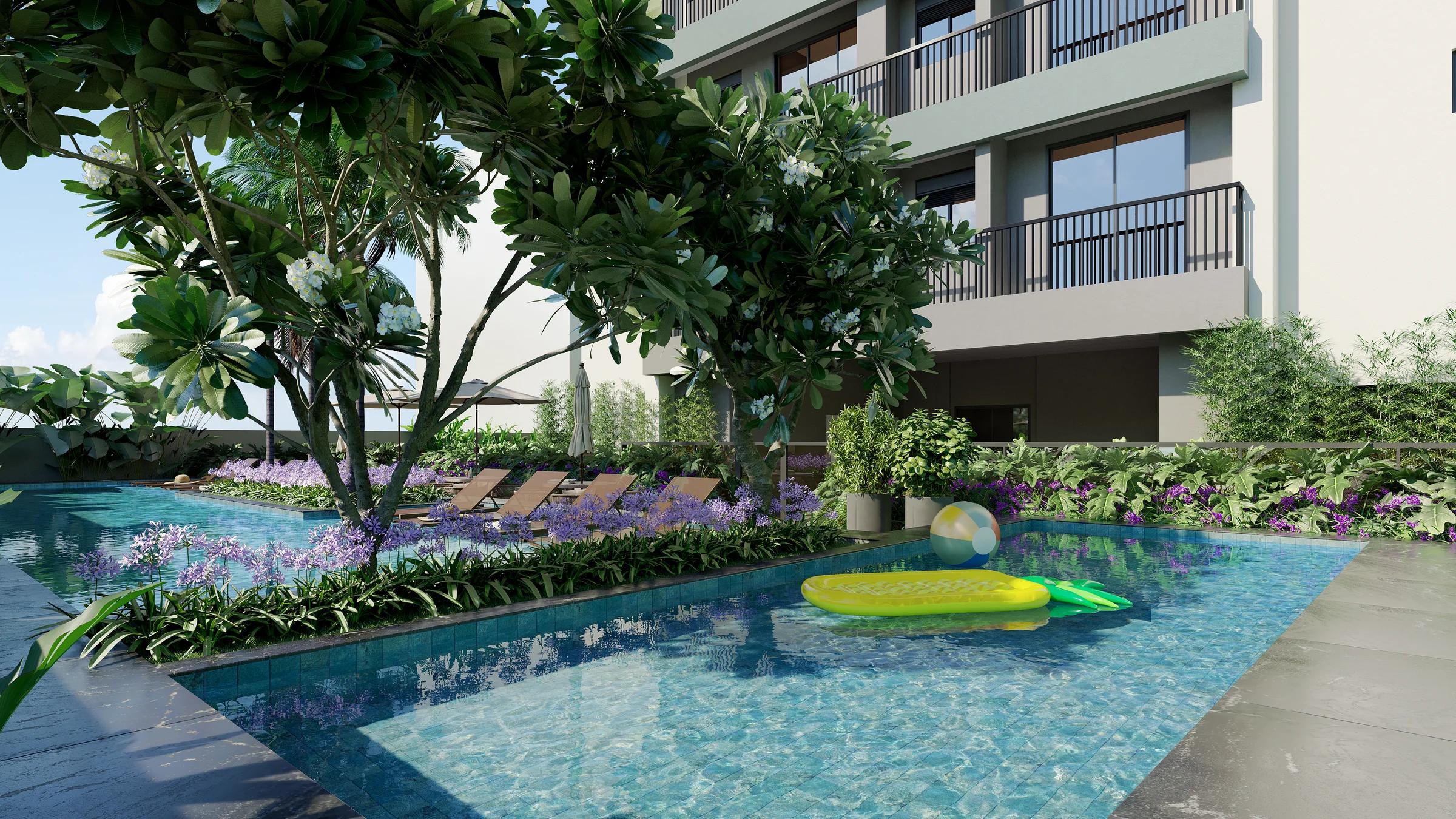 Piscina infantil em deck cercado por vegetação tropical e flores