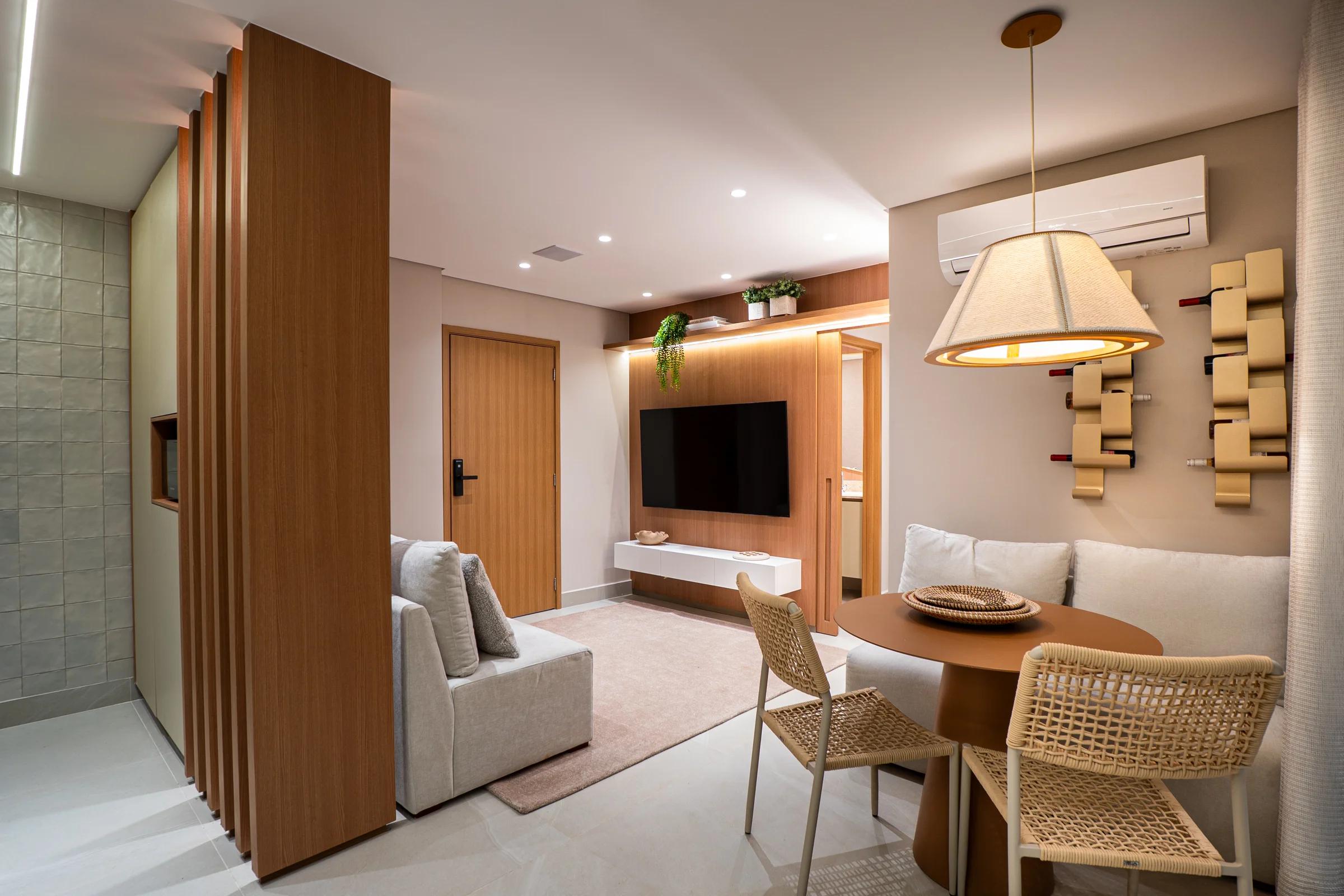 Foto da sala de estar integrada à sala de jantar do apartamento decorado