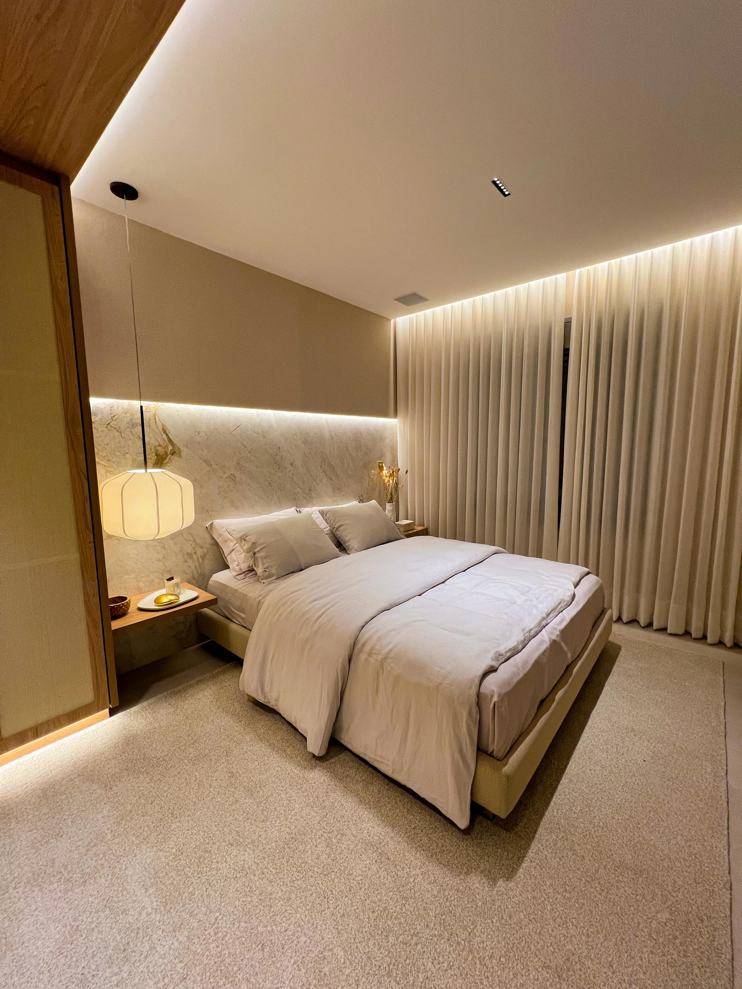 Perspectiva do quarto com cama e armários