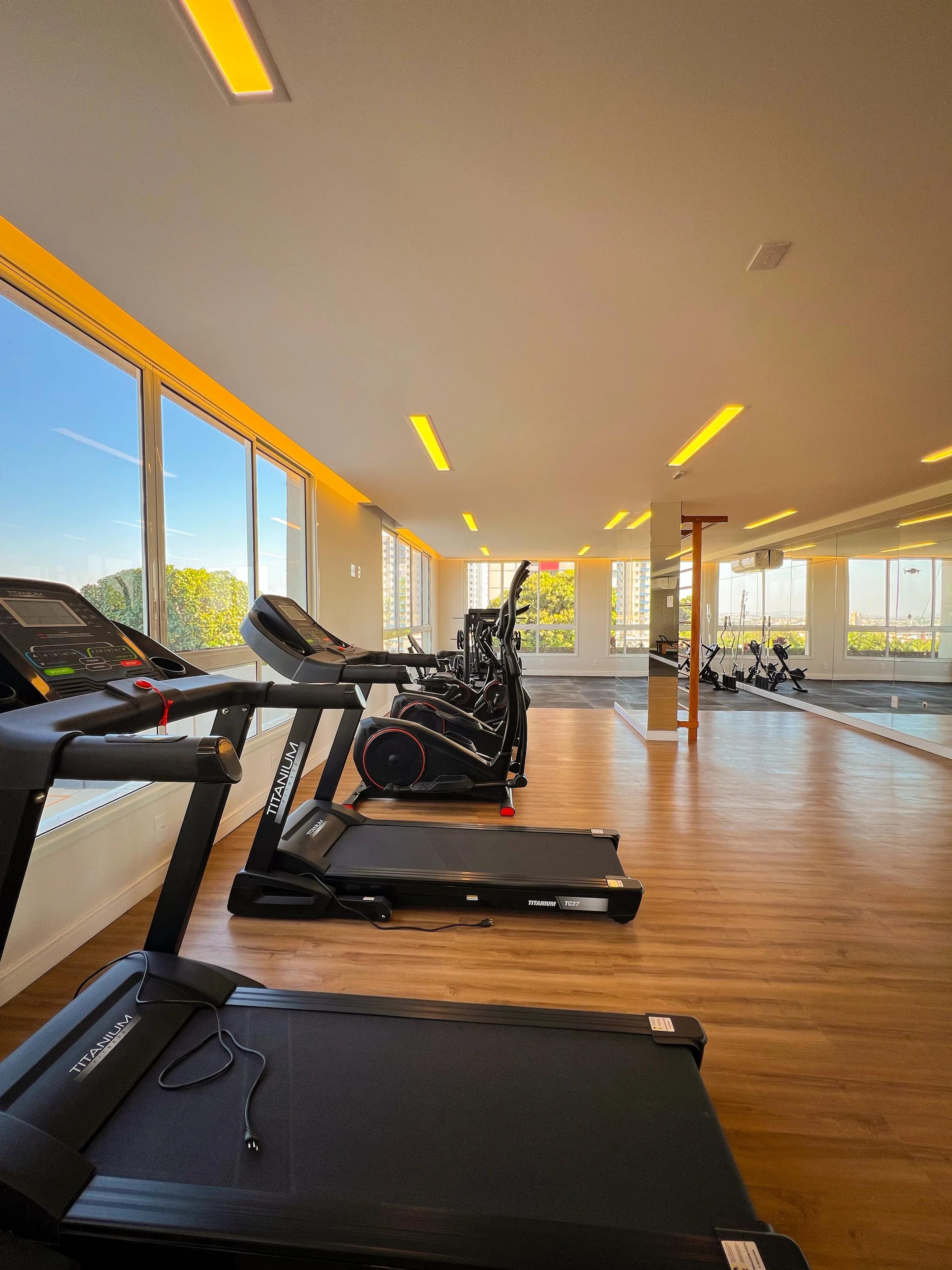 Foto da academia com esteiras e equipamentos de exercício