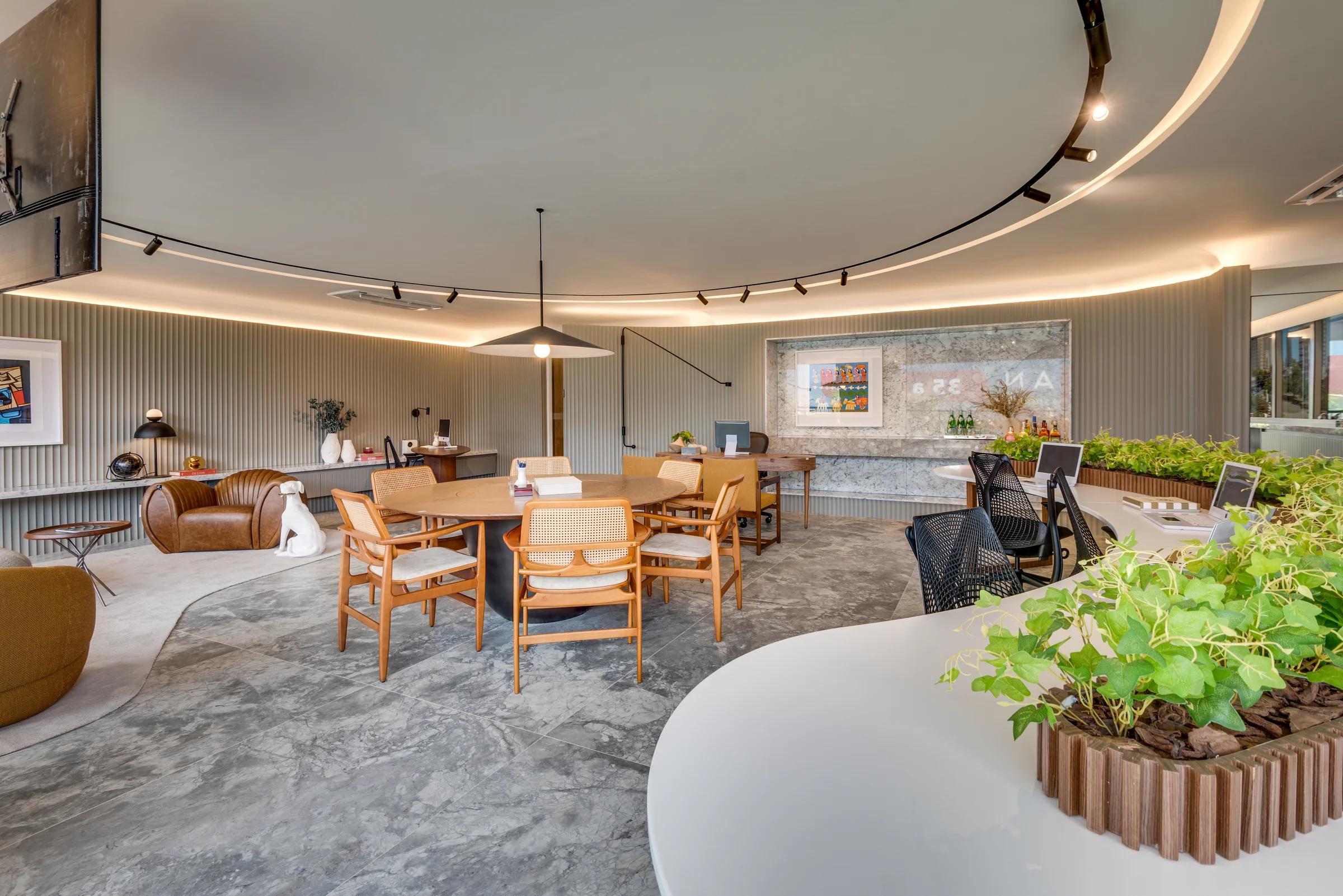 Foto de espaço de convivência com jardim interno