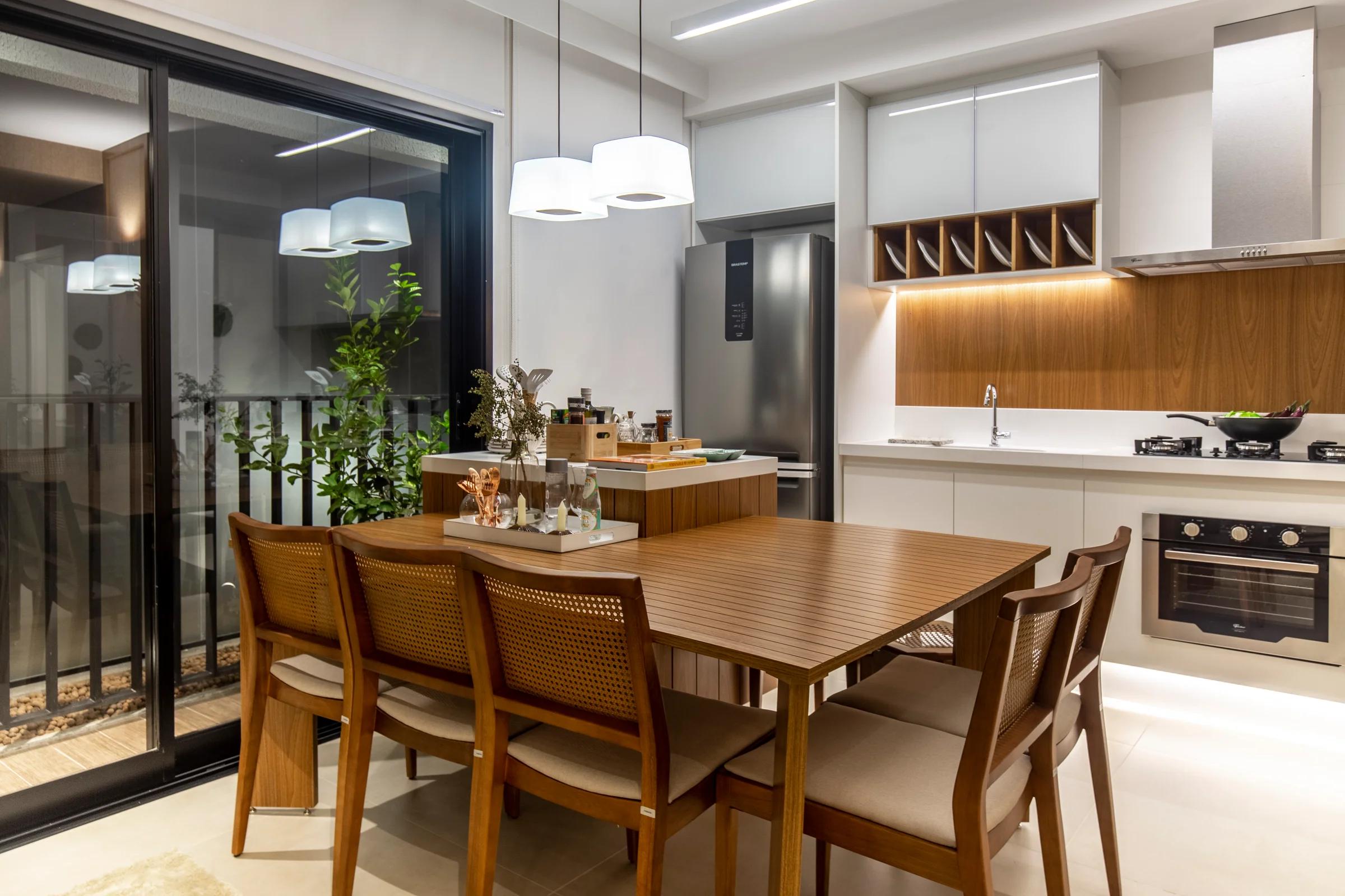Foto da sala integrada à sala de jantar e à varanda do apartamento decorado