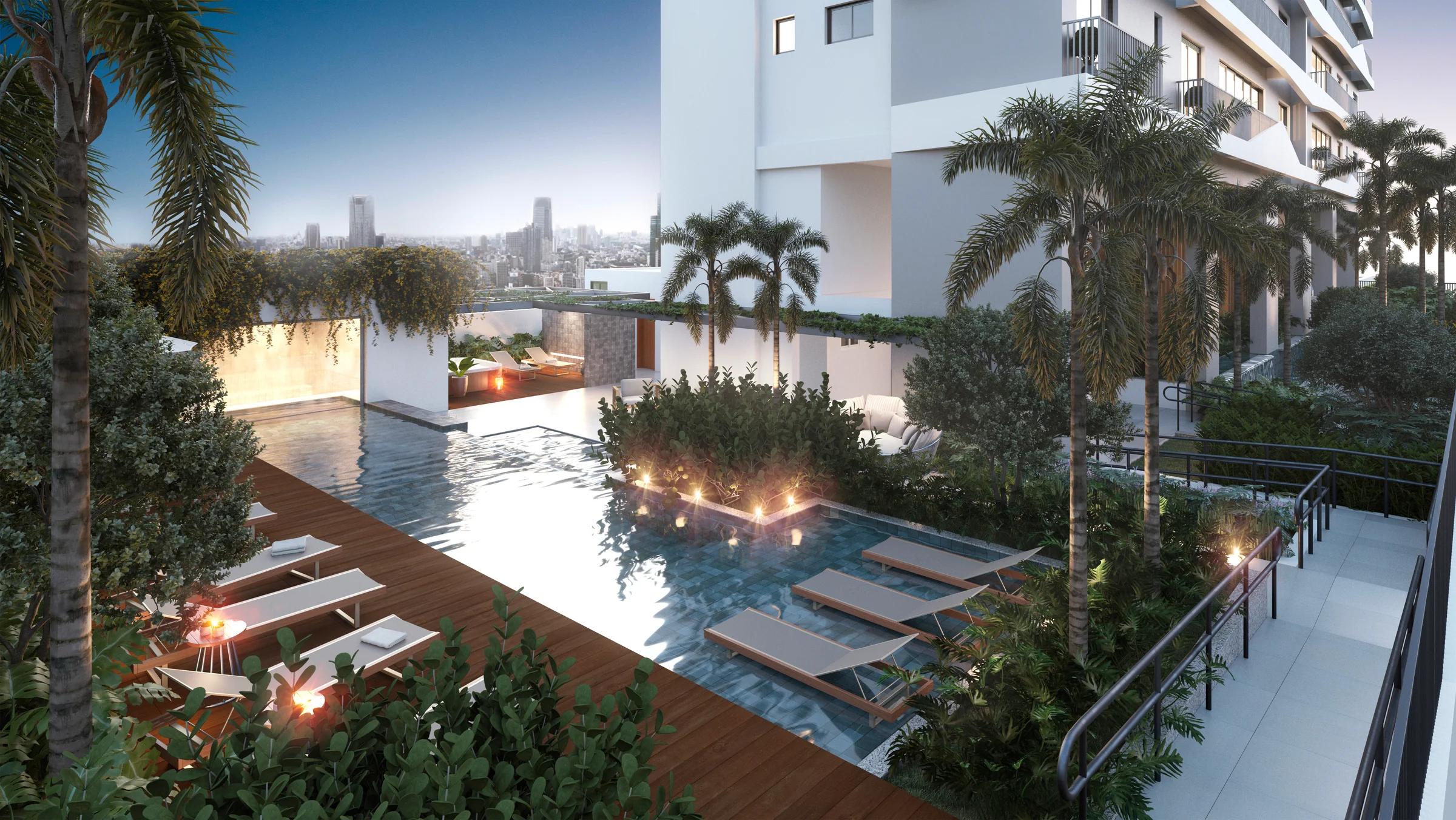 Piscina adulto ao ar livre com deck de madeira, espreguiçadeiras e palmeiras